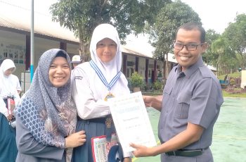 Penyerahan Sertifikat Juara Kelas