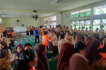 Menyambut Ramadhan dengan hati yang suci: Siswa-siswi SMP Kartini 1 Batam saling memaafkan di Mushalla Bahrul ‘Ulum