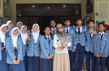 Ria Ricis Seru-Seruan Tanya Jawab Bareng Adik-adik di SMP Kartini 1 Batam, Bu Yuli Jadi Guru Tercantik Pilihan Siswa