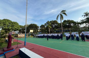 Upacara Hari Pertama Sekolah: Kepala SMP Kartini 1 Batam Sambut Hangat Siswa Baru dengan Penuh Harapan