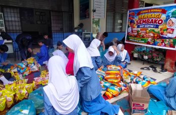 Semangat Berbagi di Bulan Penuh Berkah, Warga SMP Kartini 1 Batam Bersatu Mengepak Sembako untuk Sesama