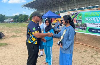 Yemima Rastra Prawira Tambunan moncer di PORSENI Sekupang — Ibu Nur Hasni, S. Pd dan Mr. Irwan Herika, M. Pd apresiasi prestasi emas yang menggema